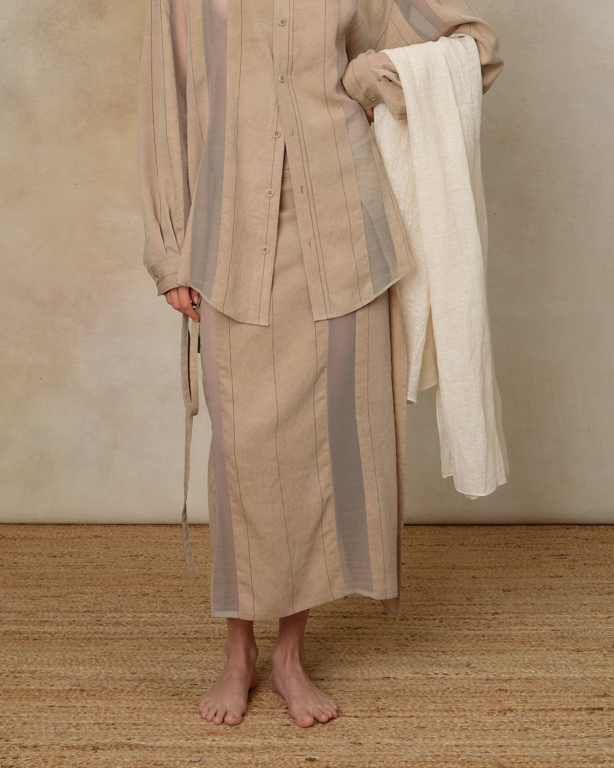 Colbo Scarf in natural linen-cotton mesh, held by a model