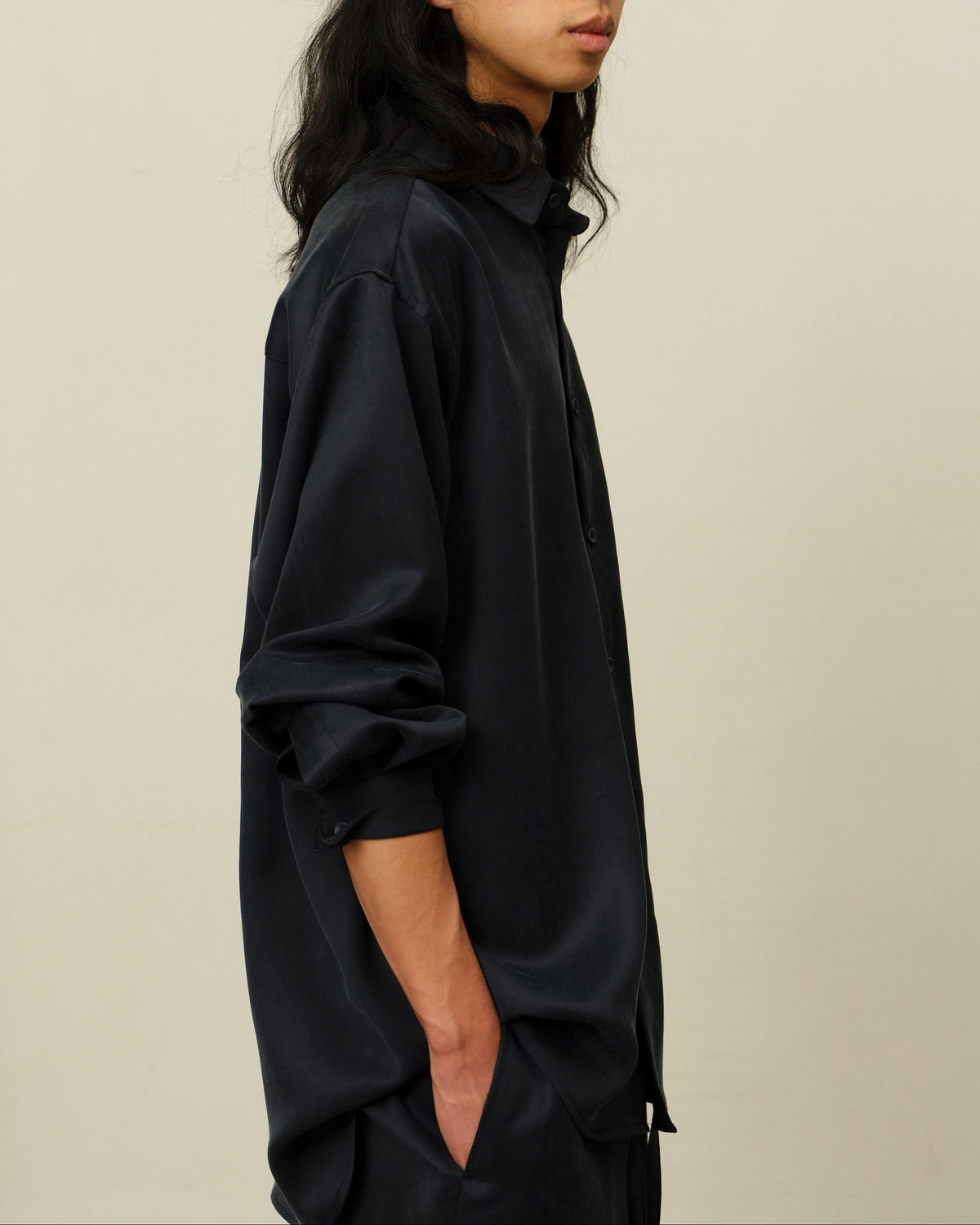 Colbo Banaras Shirt in smooth navy lyocell-wool, on model, side view