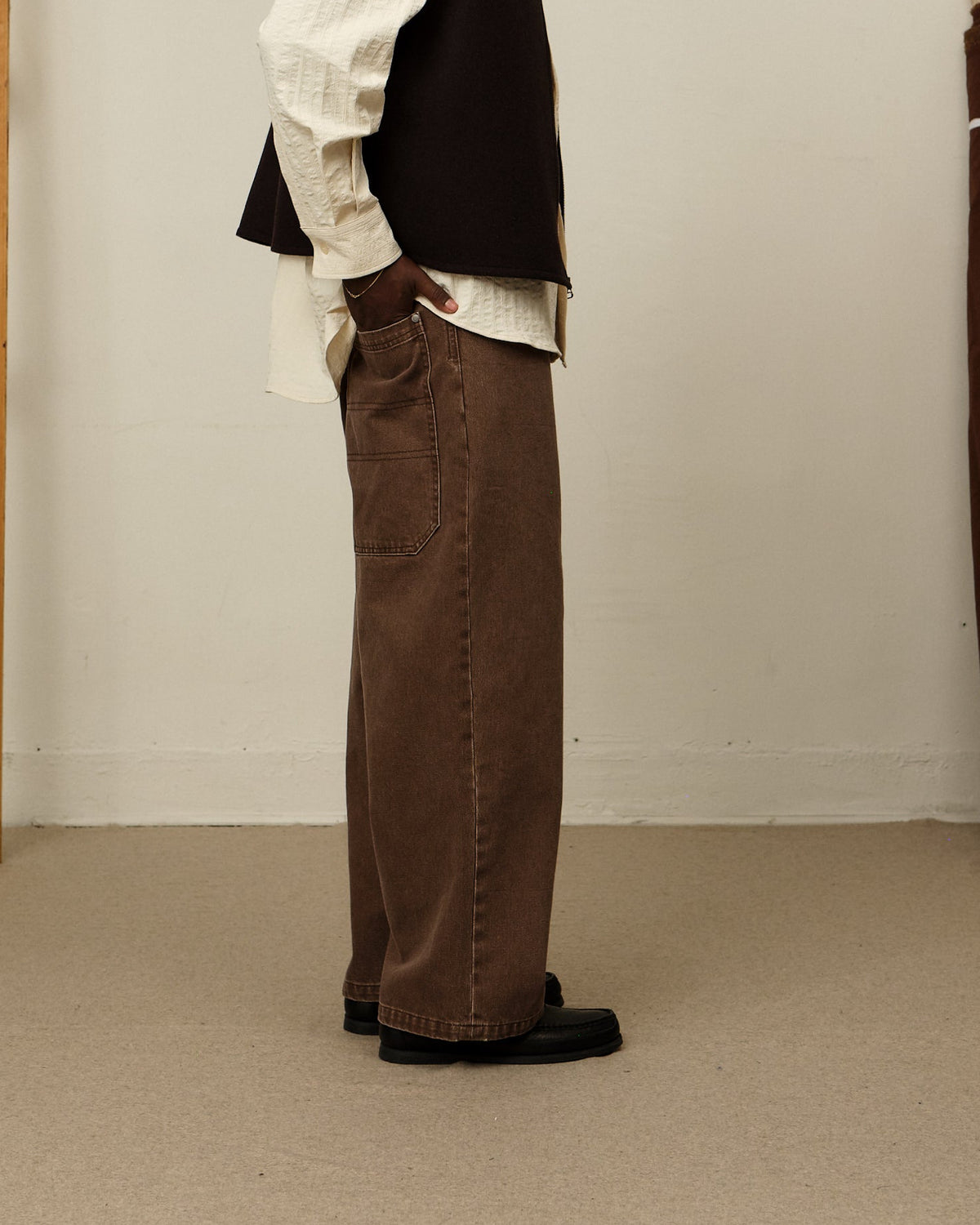 Colbo Big Pocket Denim in brown Japanese denim, on model, side view