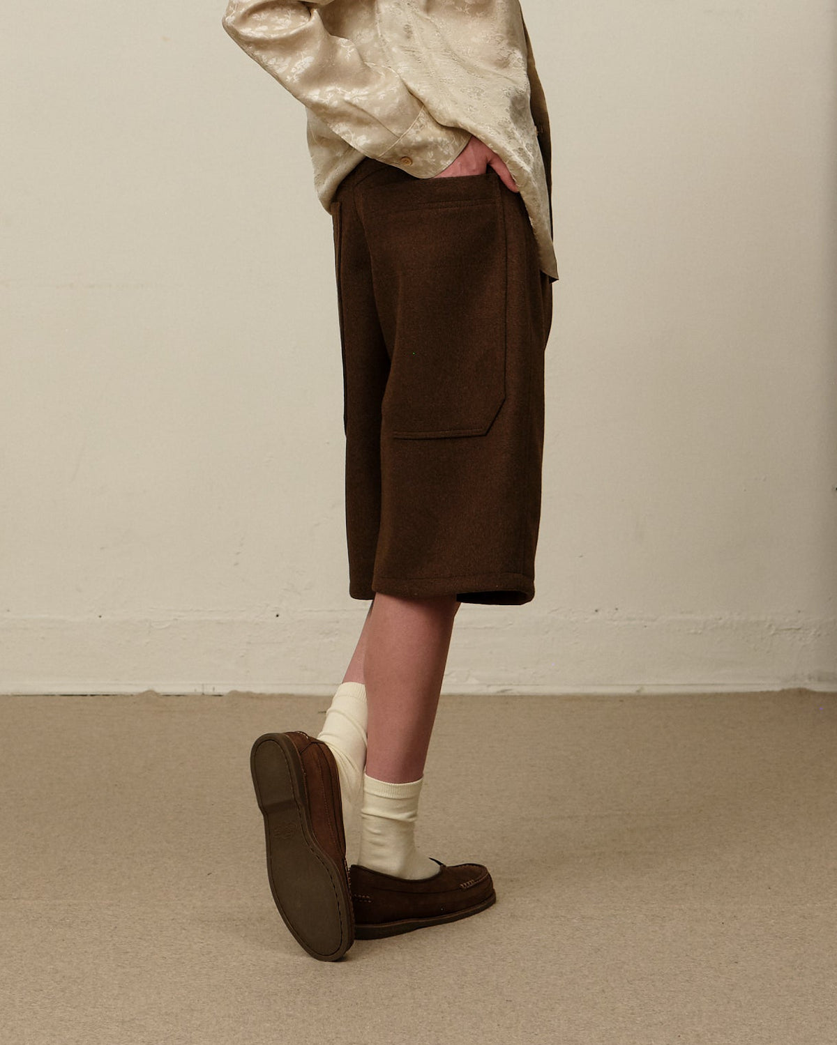 Colbo Big Pocket Short in brown Japanese wool, on model, back view