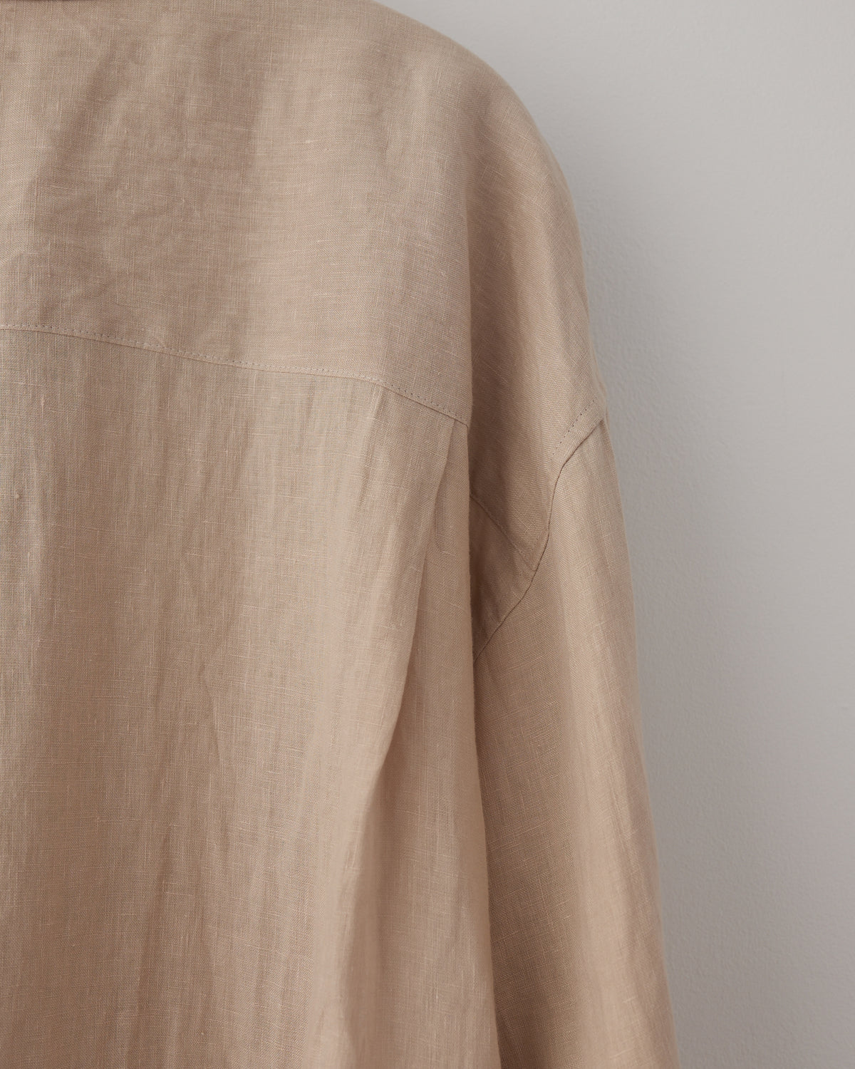Colbo Banaras Shirt in natural Japanese linen, shoulder and linen texture close-up