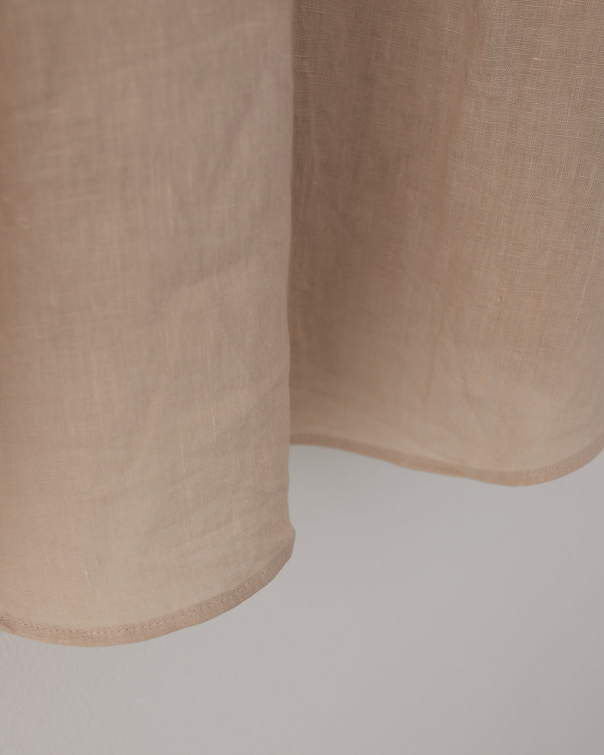 Colbo Banaras Shirt in natural Japanese linen, curved hem close-up