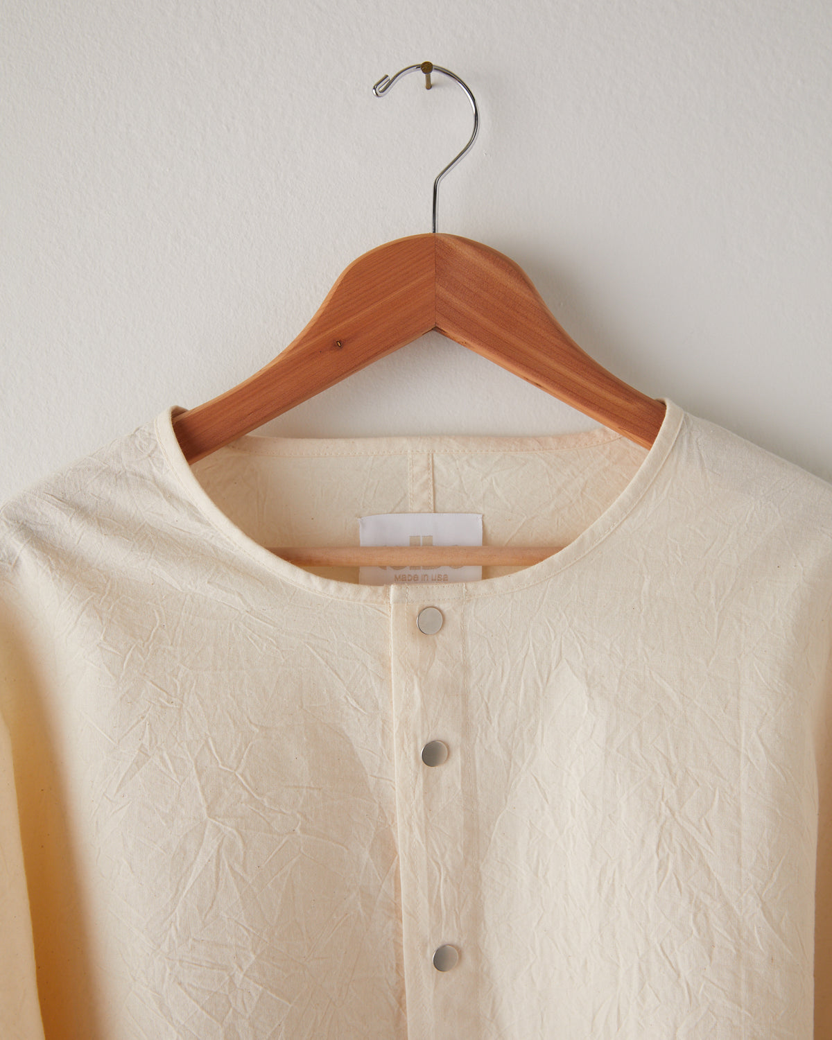Colbo Cone Top in crinkled Japanese cotton, collar and snap placket close-up