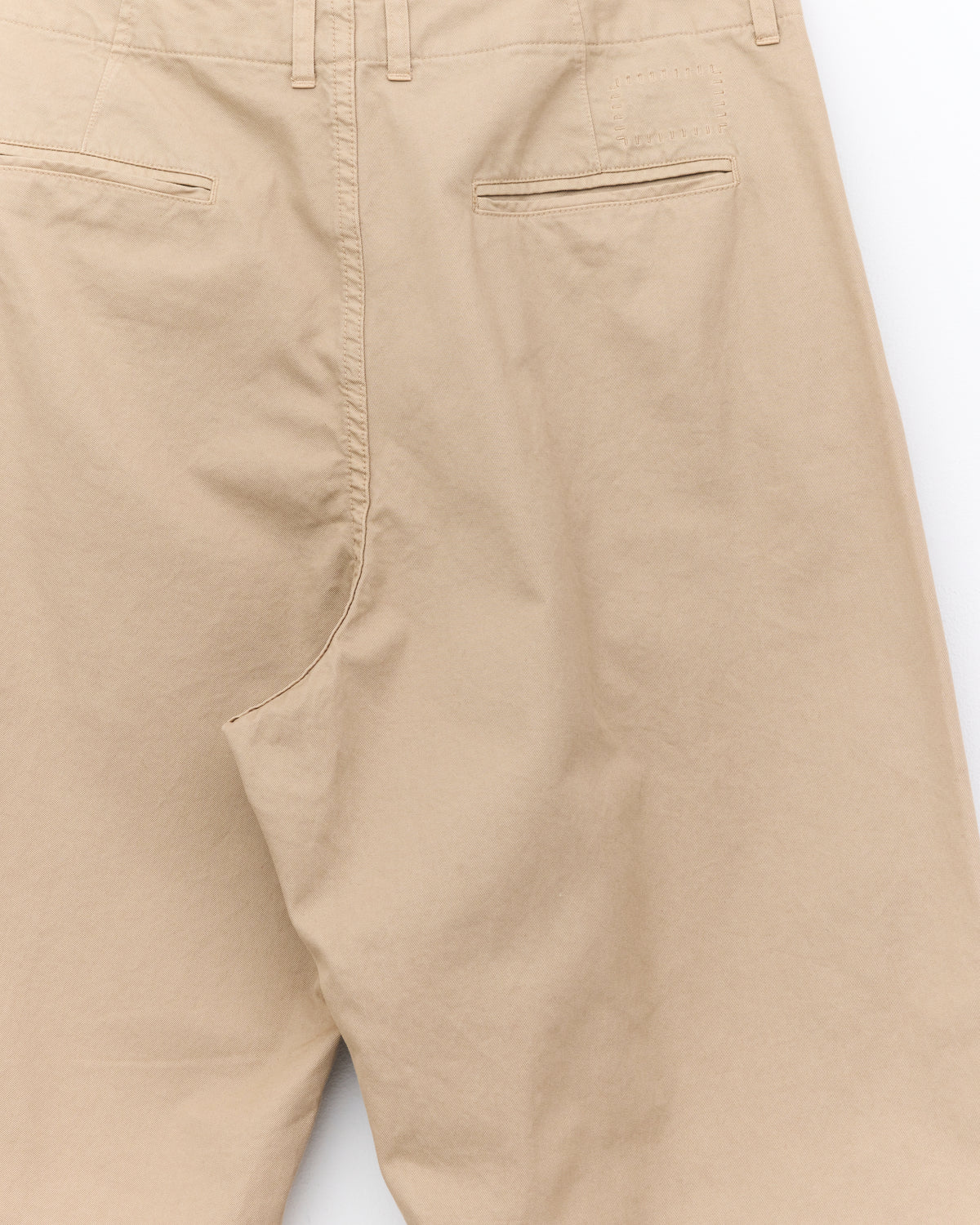 Museum Garments Off-Duty Chino in beige cotton, back pocket close-up
