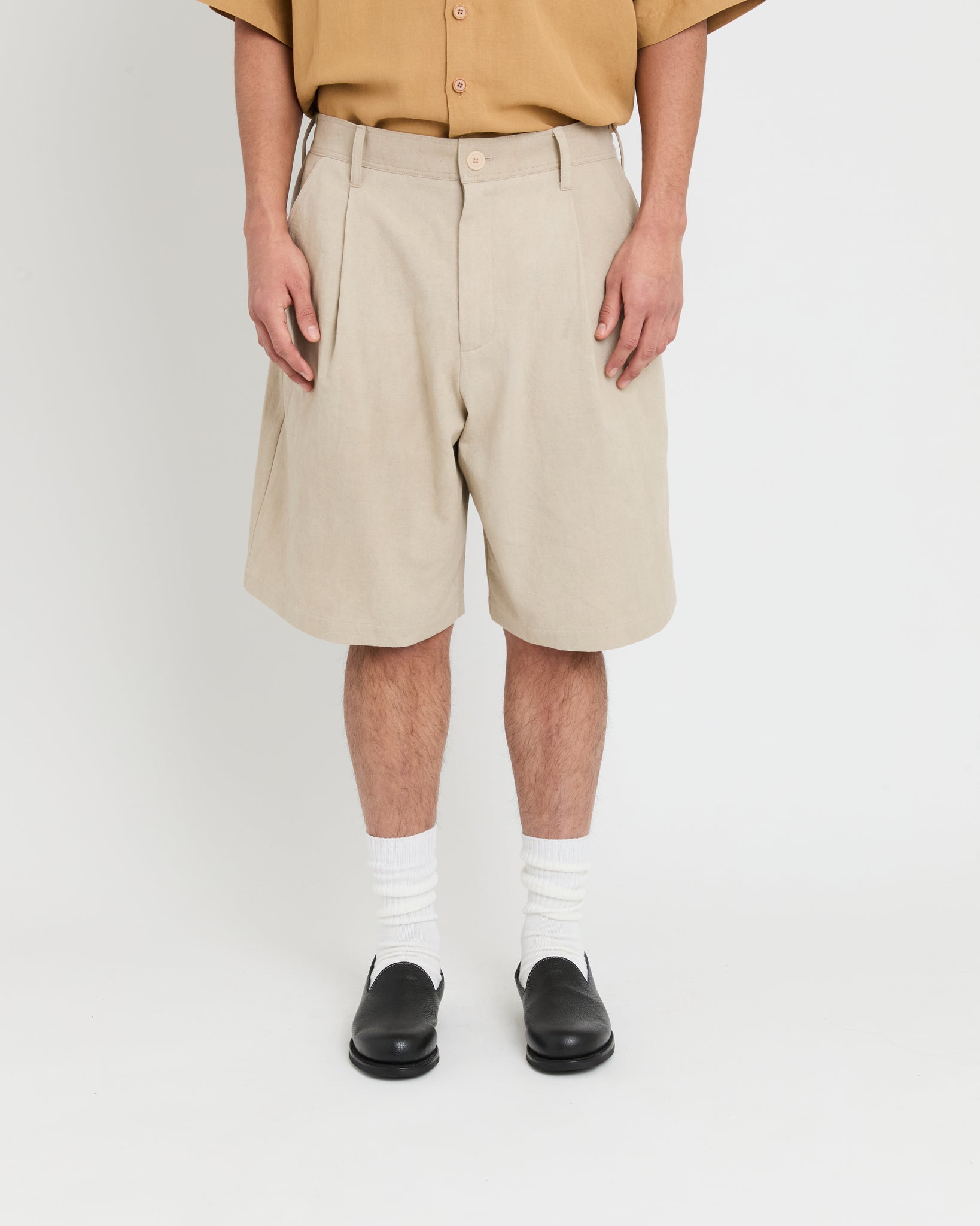 Single Pleat Shorts, Natural