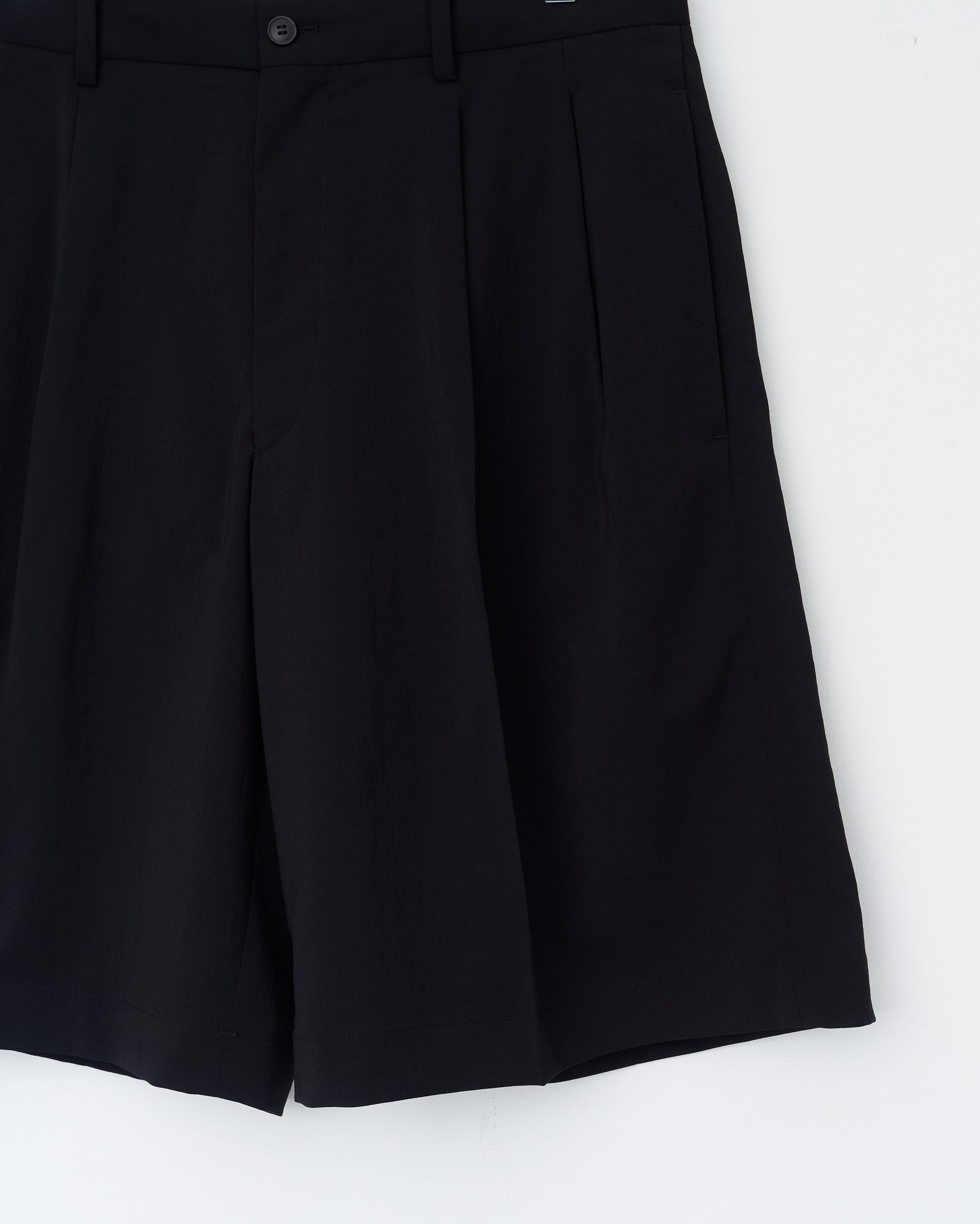 Double Pleated Shorts, Black