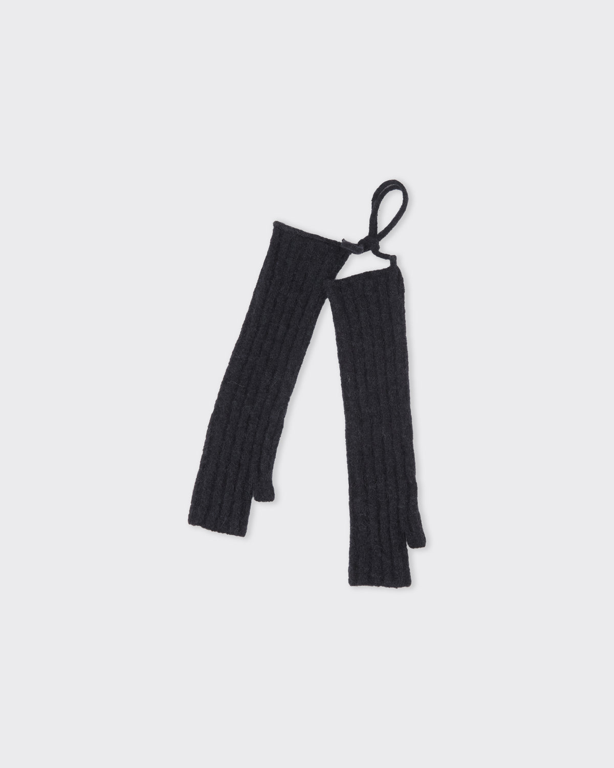 RUS Mijikai Mittens in black, front