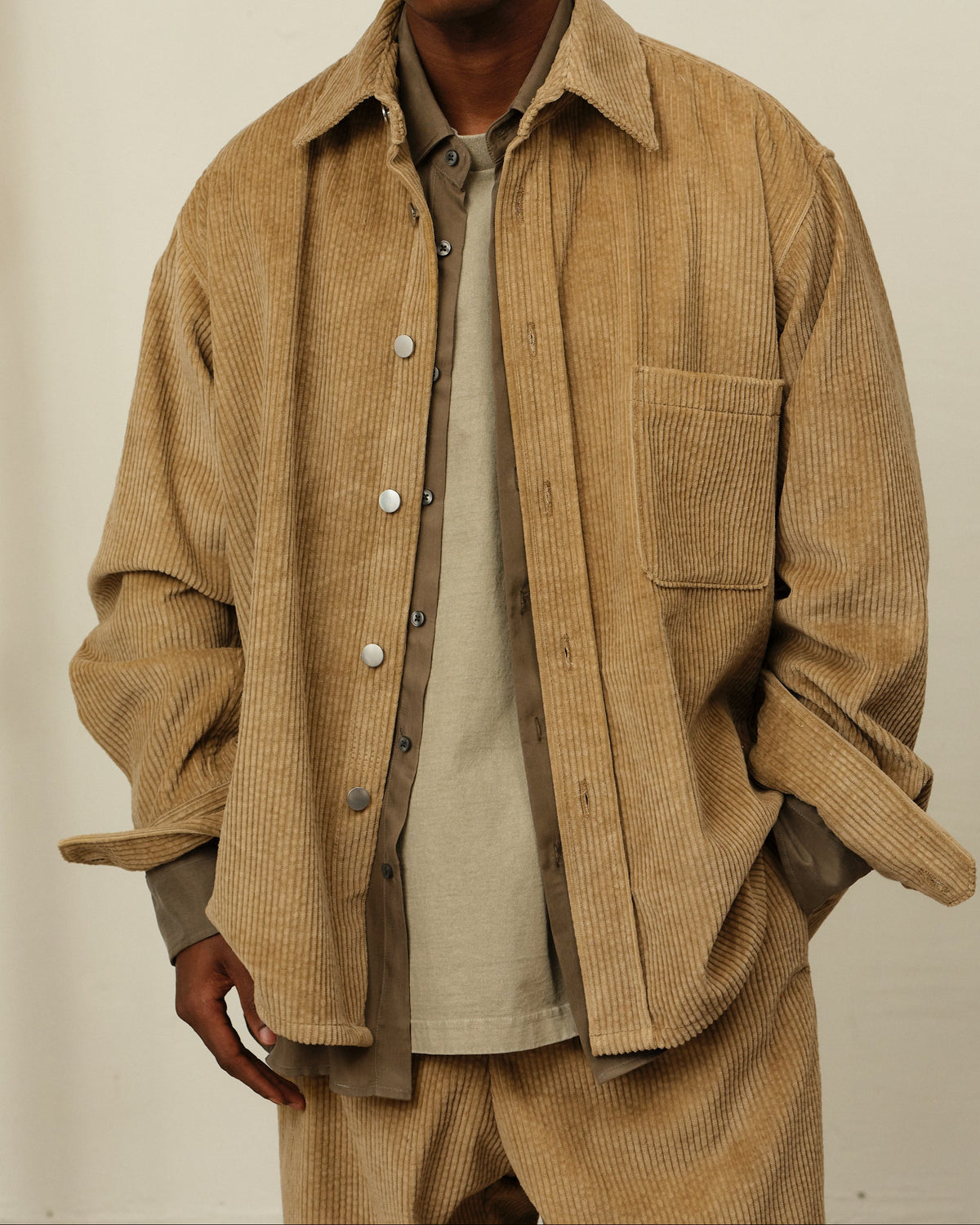 Colbo Overshirt in beige washed corduroy, on model, front