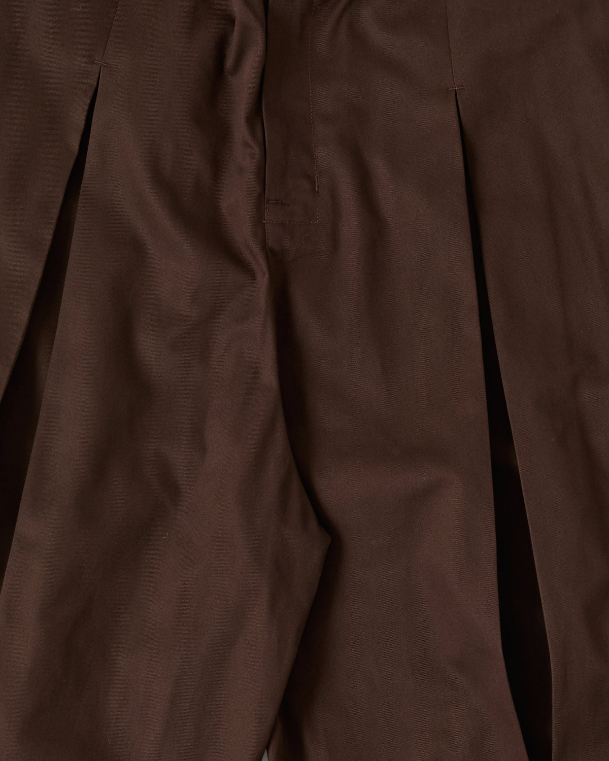 Sage Nation Box Pleat Trouser in brown cotton, box pleat close-up