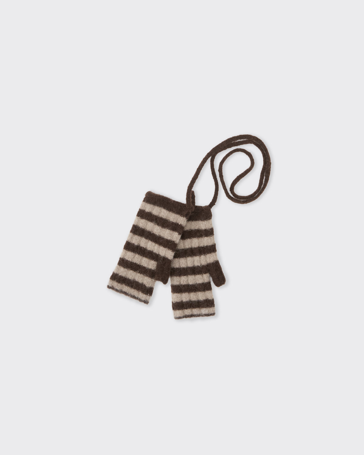 RUS Ude Mittens in chocolate, detail
