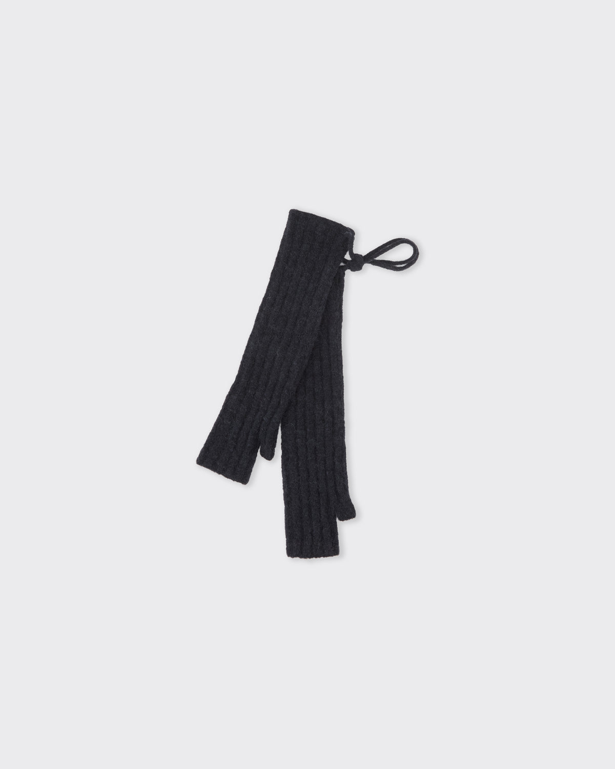 RUS Mijikai Mittens in black, detail