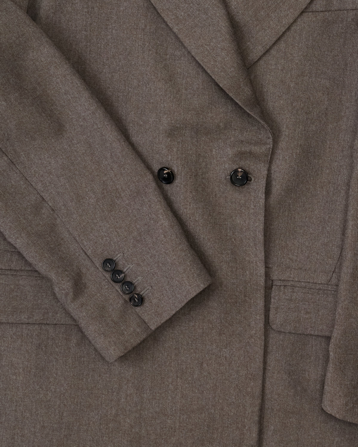 Cawley Double Milled Flannel 2/2 Twill Hugo Blazer in light fawn, buttons and cuff close-up