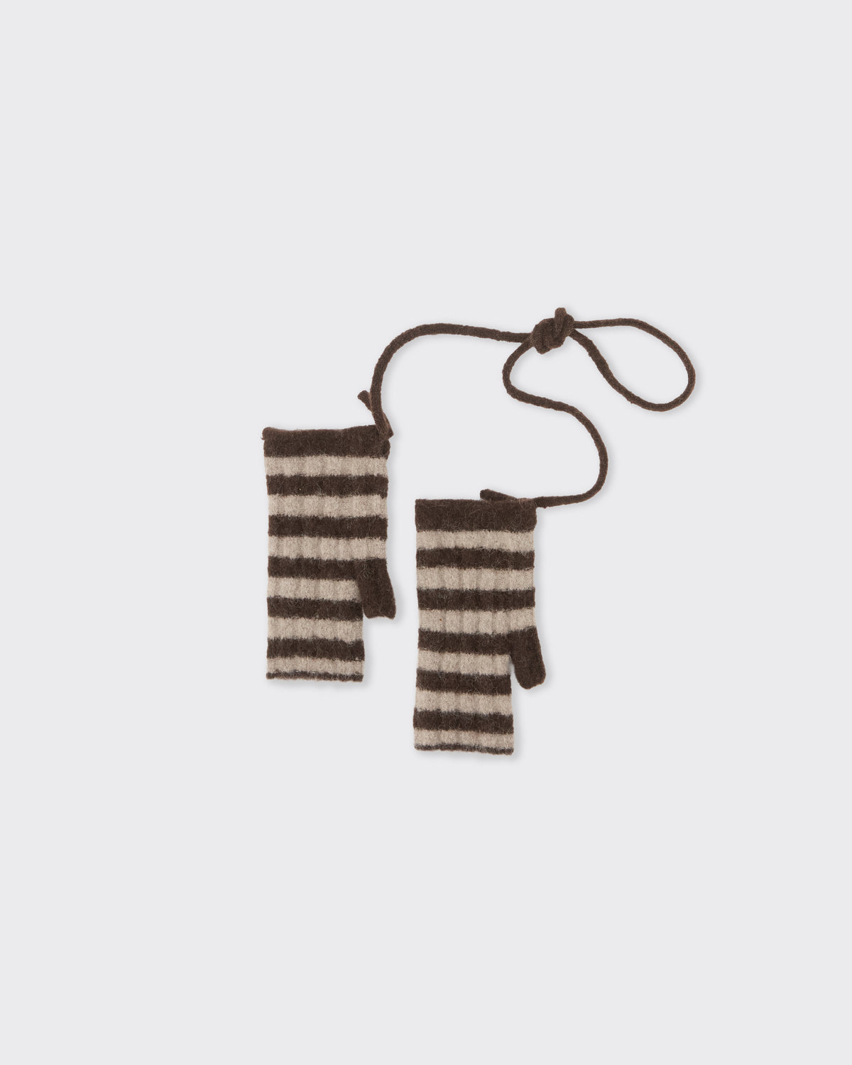 RUS Ude Mittens in chocolate, front